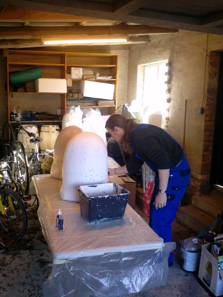 En frejdig arrangør grunder Galesvampe med blanding af PVA og vand.