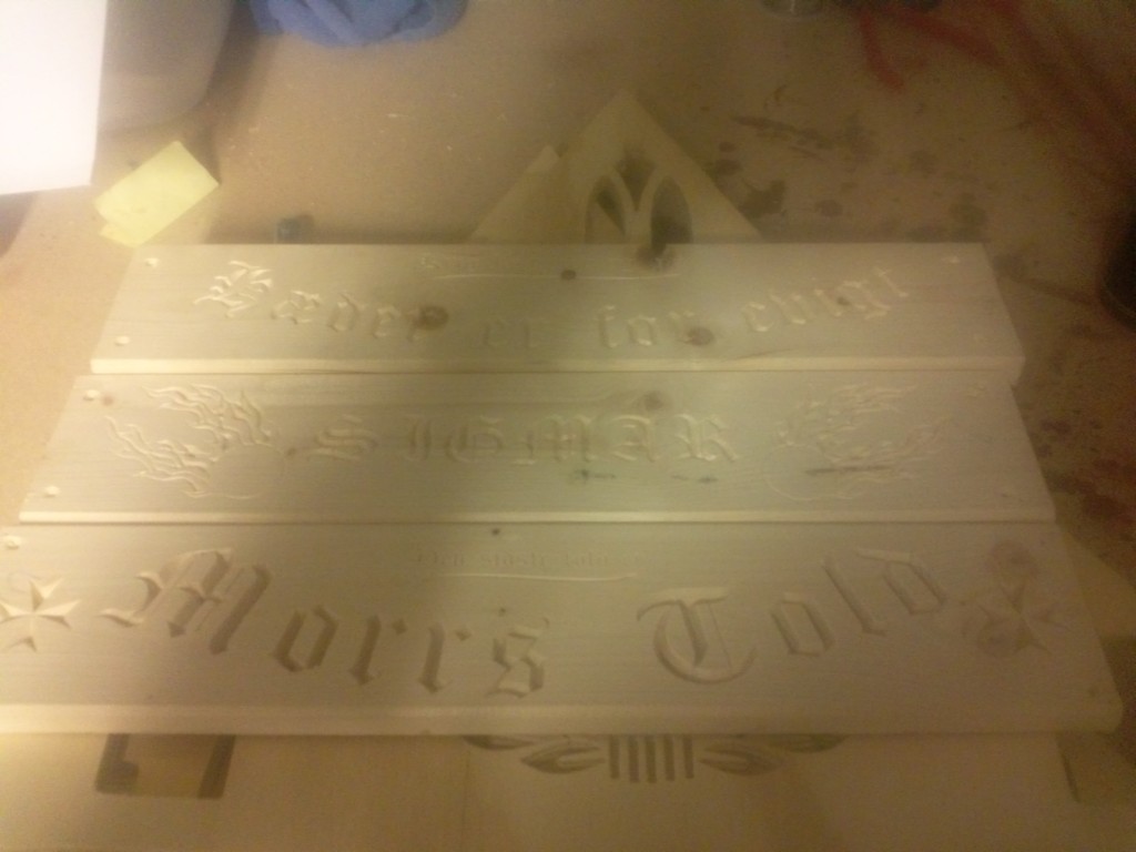 Et lettere sløret billede af en stak frontstykker til vejsidetempler.