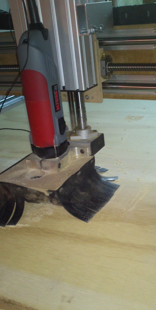 CNC maskinen arbejder med at fræse mønstre i vejsidetemplerne.