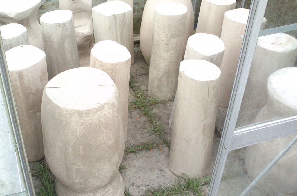 Her ses malede stængler. Der mangler stadig et par finishing touches og så skal de smides under hattene for at lave færdige svampe.