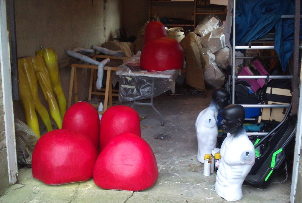 Nogle svampehatte har fået rød - der mangler stadig en del touches, men grundfarven er givet. Herbert og Petters ben ses til venstre og endelig gule hele vejen som de skal være.