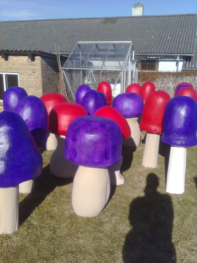 Svampe der er grundfarvet. Dernæst kommer de fine prikker, gøre dem lidt hærgede at se på, noget lak og så er de færdige!